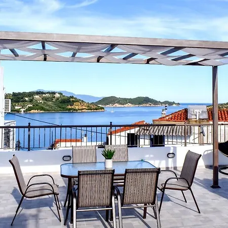 La Maison Plakes Rooftop Apartment